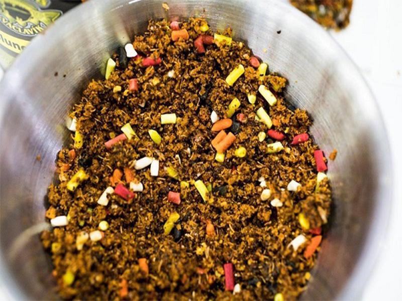 VÁCLAVÍK Pelety Fluo Feeder Med Oliheň 700g 3-4mm