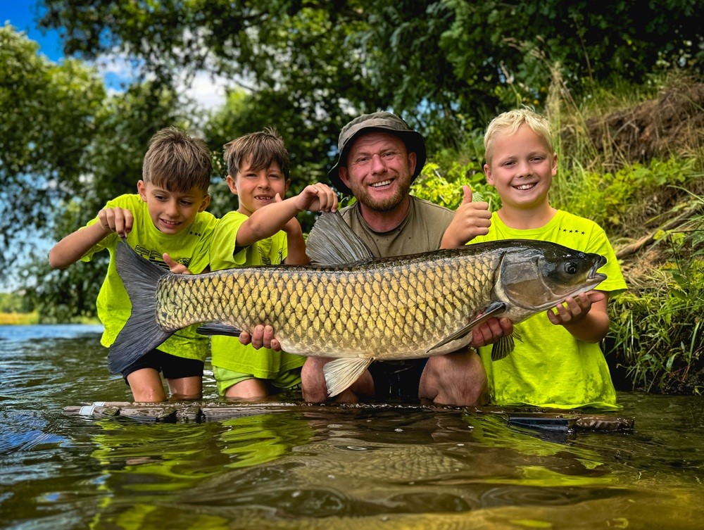 TB BAITS Obalovací pasta Amur 200ml