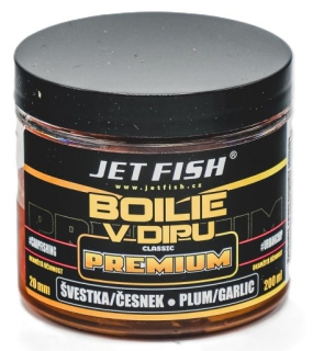 JET FISH Boilie v dipu Premium Clasicc Švestka / Česnek 200ml 20mm