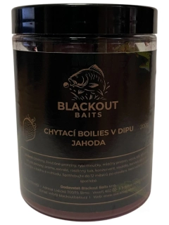 BLACKOUT BAITS Chytací boilies v dipu Jahoda 200g 20mm